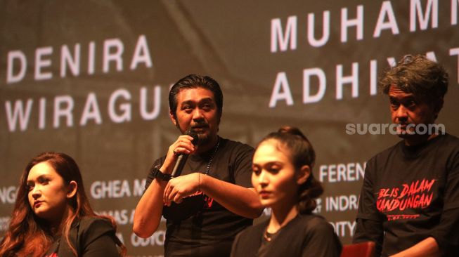 Aktor Ananda George memberikan keterangan pers saat "Press Screening" film Iblis Dalam Kandungan di XXI Epicentrum Kuningan, Jakarta, Selasa (8/3/2022). [Suara.com/Angga Budhiyanto]