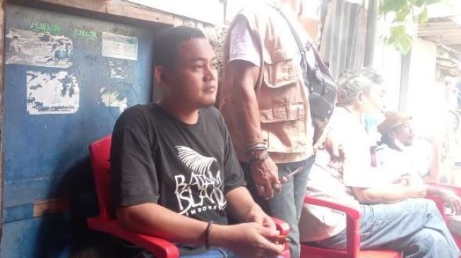 Sandi, Kakak tertua Syahril menantikan kedatangan jenazah sang adik yang meninggal usai diserang TPNPB-OPM di Papua. [Suara.com/Yosea Arga]