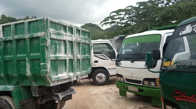 Tak Dilibatkan Angkut Batu, Puluhan Sopir Truk Geruduk Kantor Pertambangan