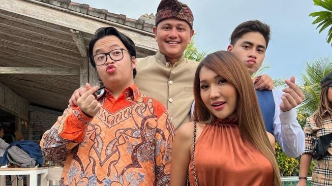 Adu Gaya Artis di Pernikahan Venna Melinda (instagram/@michaelwrk_)