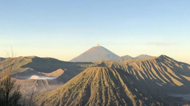 Gunung Merapi Kembali Luncurkan Awan Panas Sejauh 2 Km