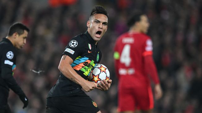 Striker Inter Milan Lautaro Martinez melakukan selebrasi setelah mencetak gol pembuka selama pertandingan leg kedua babak 16 besar Liga Champions antara Liverpool melawan Inter Milan di Anfield, Rabu (9/3/2022) dini hari WIB. Paul ELLIS / AFP