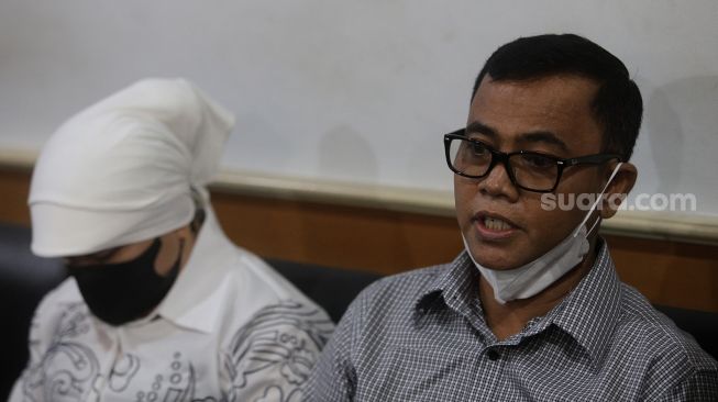 Ayah Bibi Ardiansyah, Haji Faisal memberikan keterangan pers sebelum mengikuti sidang lanjutan penetapan perwalian Gala Sky Andriansyah di Pengadilan Agama Jakarta Barat, Jakarta, Rabu (9/3/2022). [Suara.com/Angga Budhiyanto]