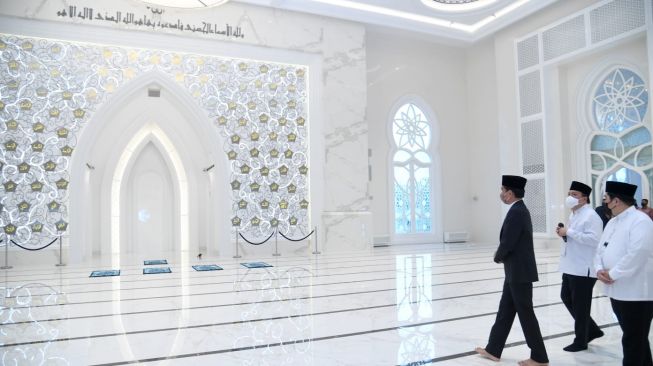 Presiden Joko Widodo (Jokowi) meresmikan Masjid At-Thohir di Tapos, Kota Depok, Jawa Barat, Rabu (9/3/2022). [Dok. Biro Pers Sekretariat Presiden/Rusman]