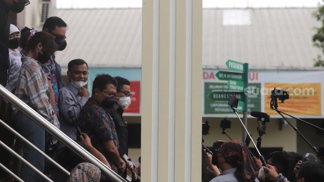 Ayah Bibi Ardiansyah, Haji Faisal bersama keluarga dan kuasa hukumnya memberikan keterangan pers usai mengikuti sidang lanjutan penetapan perwalian Gala Sky Andriansyah di Pengadilan Agama Jakarta Barat, Jakarta, Rabu (9/3/2022). [Suara.com/Angga Budhiyanto]