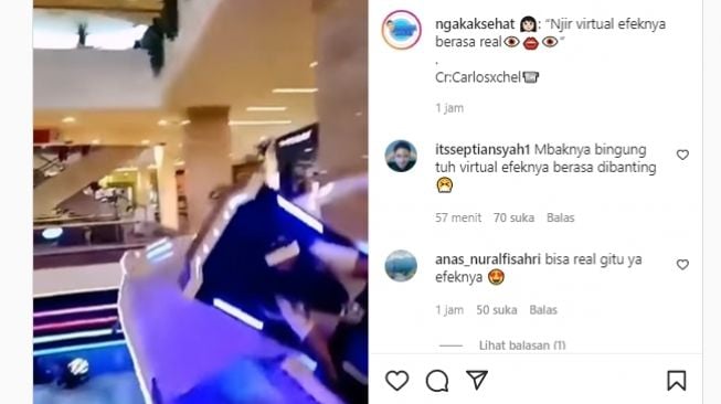 Efek kelewat real, penumpang wahana virtual reality sampai terbanting. (Instagram/@ngakaksehat)