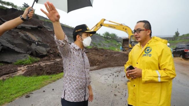 Cek Penanganan Tanah Longsor di Tol Pandaan-Malang, Wagub Jatim Pastikan Segera Pulih