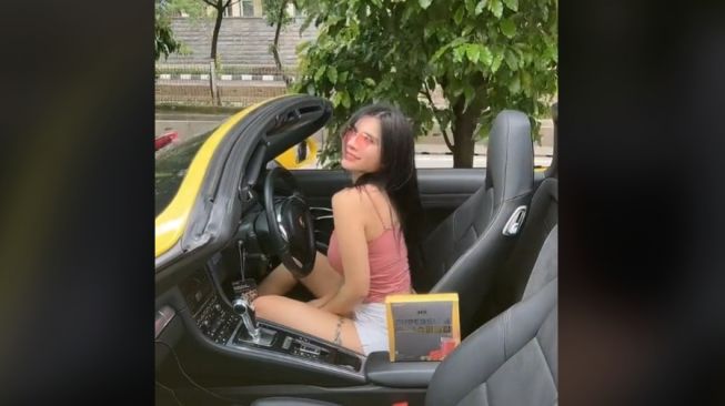 Tak Sampai 5 Menit, Maria Vania Bagikan Tips Gerakan Senam di Dalam Mobil Mewah Porsche