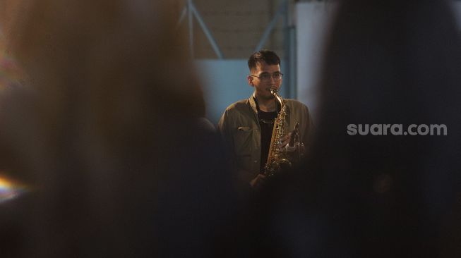 Grup musik Diorama tampil saat perayaan Hari Musik Nasional di M Bloc Space, Jakarta, Rabu (9/3/2022). [Suara.com/Angga Budhiyanto]