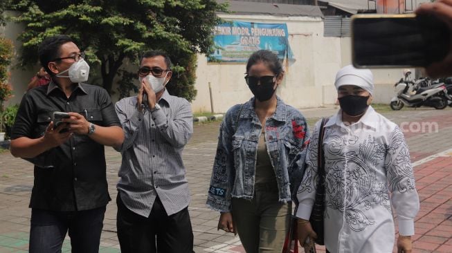 Ayah Bibi Ardiansyah, Haji Faisal bersiap mengikuti sidang lanjutan penetapan perwalian Gala Sky Andriansyah di Pengadilan Agama Jakarta Barat, Jakarta, Rabu (9/3/2022). [Suara.com/Angga Budhiyanto]