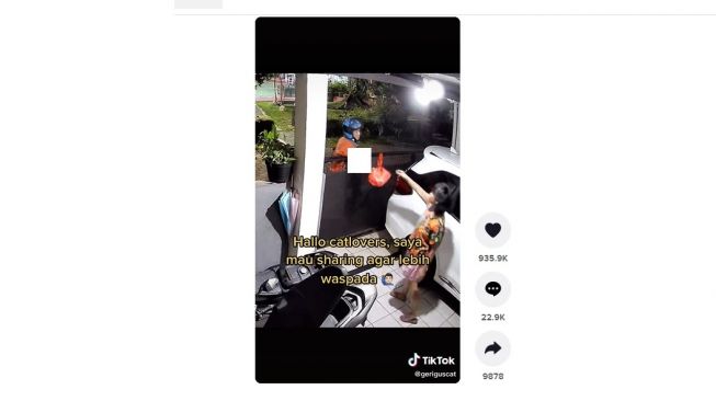 Oknum pengantar makanan online, mencuri paket. [TikTok]