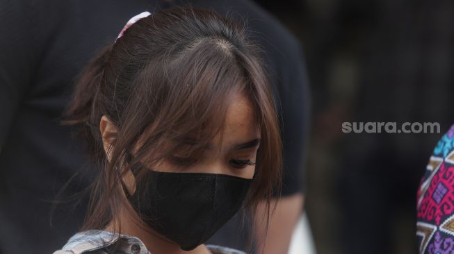 Fujianti Utami Putri alias Fuji An saat ditemui usai mengikuti sidang lanjutan penetapan perwalian Gala Sky Andriansyah di Pengadilan Agama Jakarta Barat, Jakarta, Rabu (9/3/2022). [Suara.com/Angga Budhiyanto]