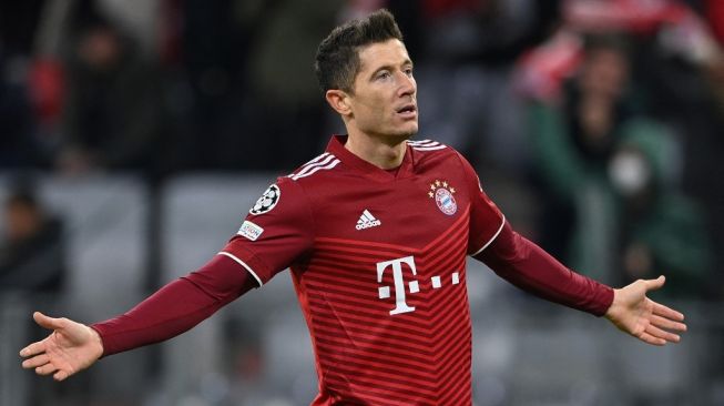 Bayern Munich striker Robert Lewandowski celebrates after scoring the opener from the penalty spot in the second leg of the Champions League round of 16 match between Bayern Munich vs Salzburg at the Allianz Arena, Wednesday (9/3/2022) early morning WIB.CHRISTOF STACHE / AFP.
