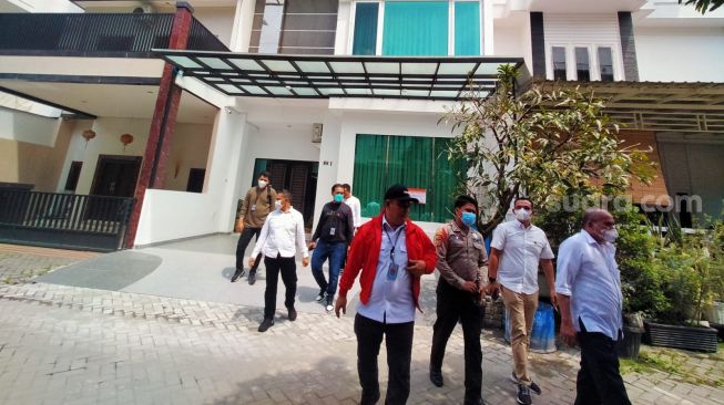 Tim Bareskrim Polri melakukan penyegelan di rumah mewah Indra Kenz di Komplek Cemara Asri. [Sara.com/M Aribowo]