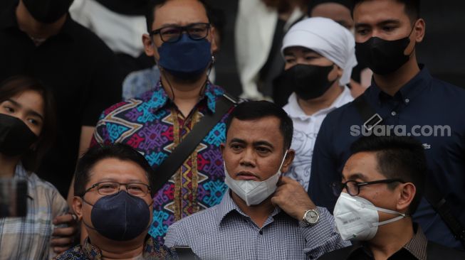 Ayah Bibi Ardiansyah, Haji Faisal bersama keluarga dan kuasa hukumnya memberikan keterangan pers usai mengikuti sidang lanjutan penetapan perwalian Gala Sky Andriansyah di Pengadilan Agama Jakarta Barat, Jakarta, Rabu (9/3/2022). [Suara.com/Angga Budhiyanto]