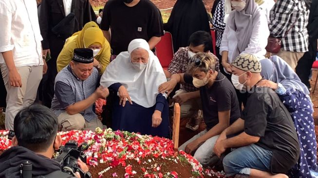 Keluarga Hilman Hariwijaya seakan belum siap melepas kepergian almarhum. Hilman penulis novel Lupus dimakamkan di TPU Jombang, Tangerang Selatan, Rabu (9/3/2022). [Adiyoga Priyambodo/Suara.com]