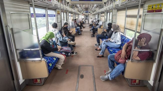 Penumpang duduk tanpa berjarak di dalam KRL Commuter Line, Jakarta, Rabu (9/3/2022).  ANTARA FOTO/Muhammad Adimaja
