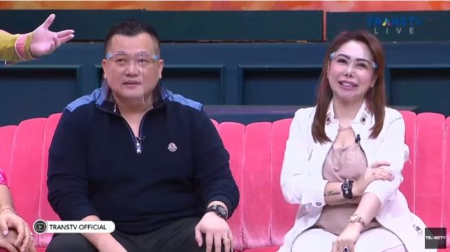 Femmy Permatasari dan suami [YouTube: Trans TV]