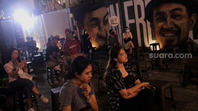 Penonton menyaksikan penampilan grup musik Diorama saat perayaan Hari Musik Nasional di M Bloc Space, Jakarta, Rabu (9/3/2022). [Suara.com/Angga Budhiyanto]