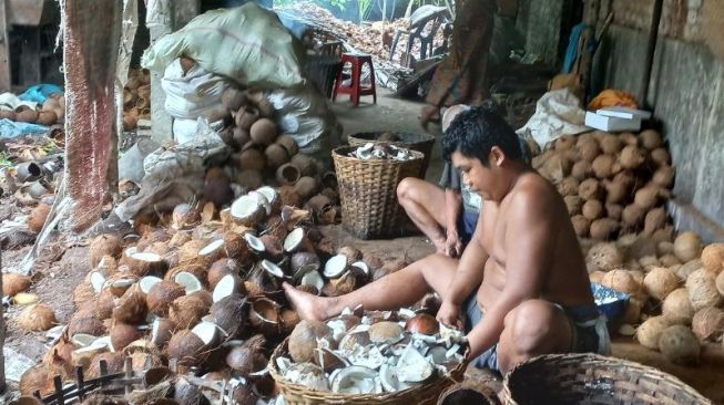 Proses pembuatan minyak kelapa di Padukuhan Mangiran RT 123, Kalurahan Trimurti, Kapanewon Srandakan, Kabupaten Bantul, Rabu (9/3/2022). (SuaraJogja.id/Rahmat Jiwandono)