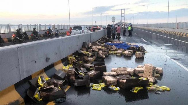 Puluhan Kantong Minyak Goreng Tumpah dan Berceceran di Jembatan Suramadu, Ini Penyebabnya