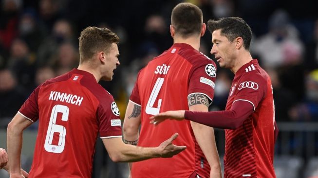 Penyerang Bayern Munich, Robert Lewandowski (kanan) merayakan gol dengan rekan satu timnya selama pertandingan leg kedua babak 16 besar Liga Champions antara FC Bayern Munich vs Salzburg di Allianz Arena, Munich, Rabu (9/3/2022) dini hari WIB.CHRISTOF STACHE / AFP.