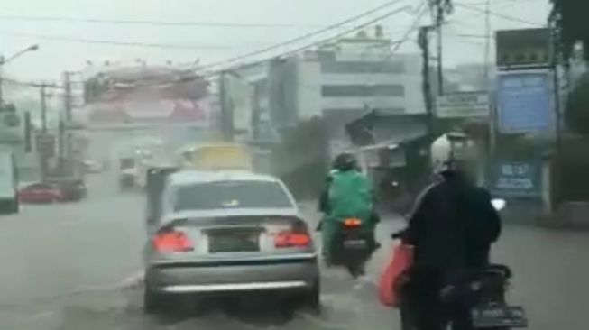 Banjir Bikin Jalur Cipanas-Puncak Macet, Banyak Motor Mati karena Mesin Terendam Air