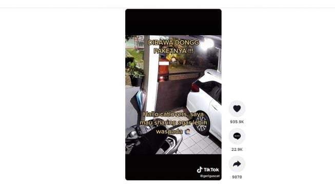 Oknum pengantar makanan online, mencuri paket. [TikTok]