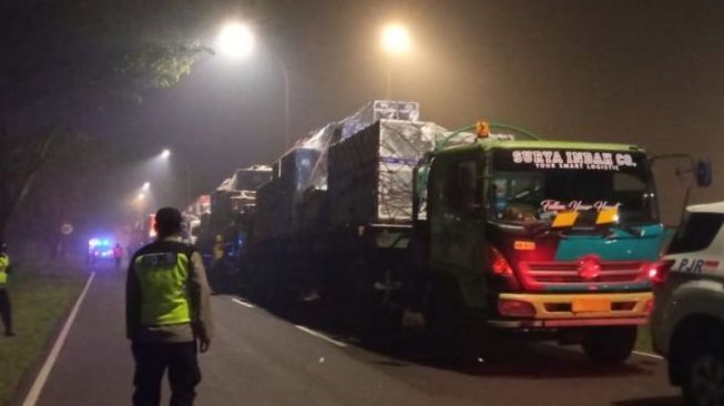 Logistik MotoGP Mandalika saat dibawa menggunakan truk di Lombok Tengah, NTB (Antara/Akhyar)