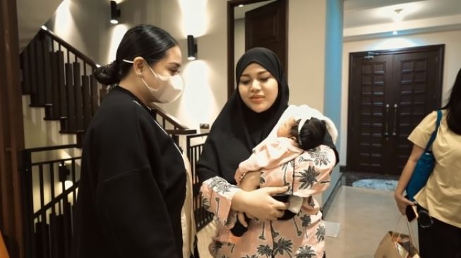 Anak Aurel Hermansyah Punya Lesung Pipi, Benarkah Lekuk Itu Terbentuk karena Faktor Genetik?