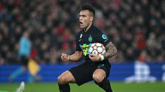 Striker Inter Milan Lautaro Martinez melakukan selebrasi setelah mencetak gol pembuka selama pertandingan leg kedua babak 16 besar Liga Champions antara Liverpool melawan Inter Milan di Anfield, Rabu (9/3/2022) dini hari WIB. Paul ELLIS / AFP