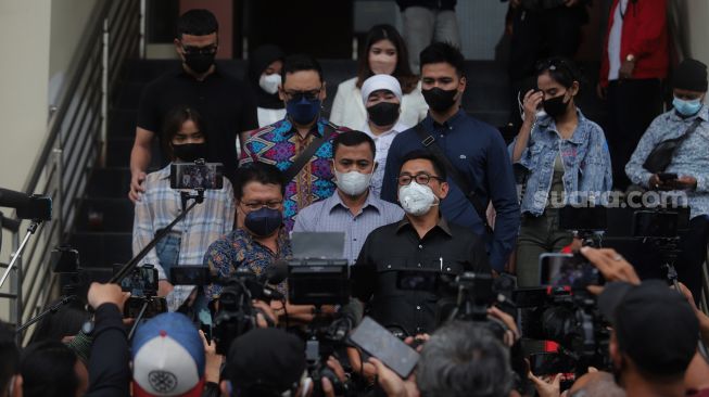 Ayah Bibi Ardiansyah, Haji Faisal bersama keluarga dan kuasa hukumnya memberikan keterangan pers usai mengikuti sidang lanjutan penetapan perwalian Gala Sky Andriansyah di Pengadilan Agama Jakarta Barat, Jakarta, Rabu (9/3/2022). [Suara.com/Angga Budhiyanto]