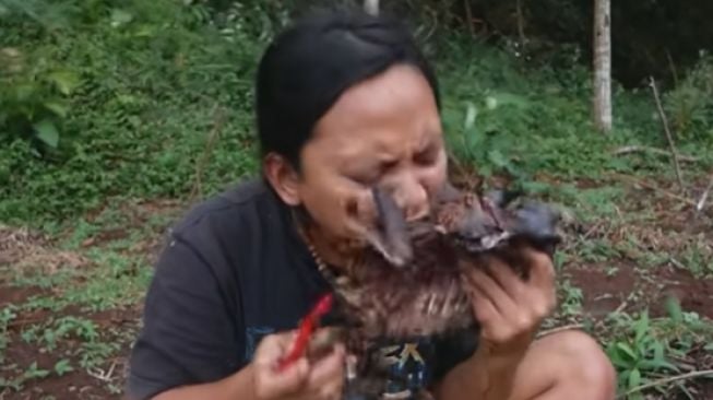 Dede Inoen tangkap dan makan ratu jin. [Dede Inoen / YouTube]