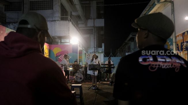 Grup musik Diorama tampil saat perayaan Hari Musik Nasional di M Bloc Space, Jakarta, Rabu (9/3/2022). [Suara.com/Angga Budhiyanto]