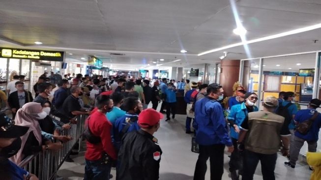 Bebas dari Lapas Sukamiskin, Mantan Bupati Rokan Hulu Disambut Ratusan Warga di Bandara Sultan Syarif Kasim II