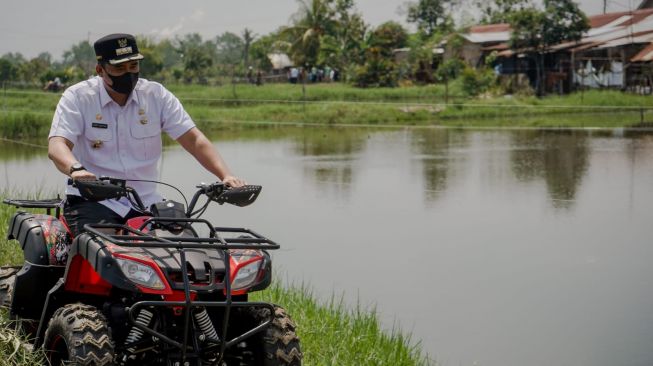 Lihat Nih, Aksi Wali Kota Medan Bobby Nasution Naik Motor Tinjau Pembersihan Parit di Marelan