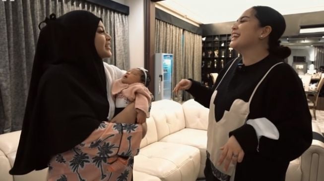 Nagita Slavina Terpesona dengan Lesung Pipi Baby Ameena: Kamu Bikin Di Mana?