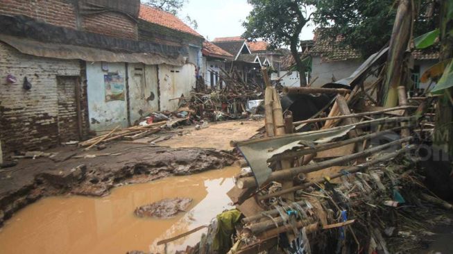 Banjir Terjang Kawasan Pohjentrek Pasuruan, Empat Rumah dan Satu Jembatan Ambrol