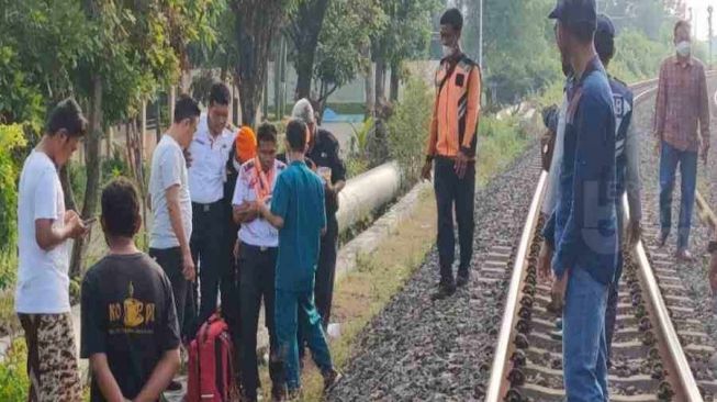 Kereta Api Sikat Dua Truk Sekaligus di Lamongan, Beruntung Sopir Berhasil Kabur