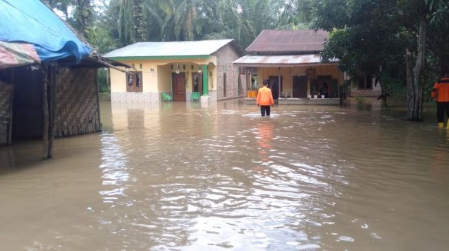 Puluhan Rumah di Labusel Sumut Masih Terendam Banjir, Warga Galang Dana dari Pengguna Jalan