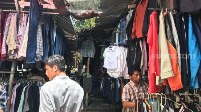 Kumpulan Berita PASAR KARANG SUKUN: Penjual Baju Rombeng di Pasar