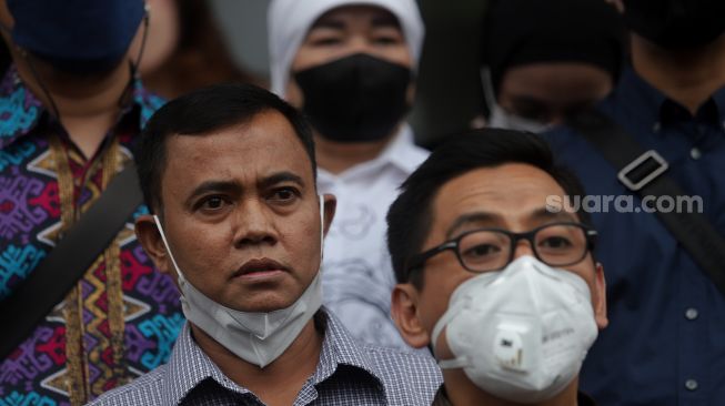 Ayah Bibi Ardiansyah, Haji Faisal bersama keluarga dan kuasa hukumnya memberikan keterangan pers usai mengikuti sidang lanjutan penetapan perwalian Gala Sky Andriansyah di Pengadilan Agama Jakarta Barat, Jakarta, Rabu (9/3/2022). [Suara.com/Angga Budhiyanto]