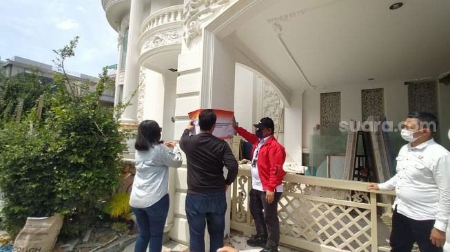 Tim Bareskrim Polri melakukan penyegelan di rumah mewah Indra Kenz di Komplek Cemara Asri. [Sumut/M.Aribowo]