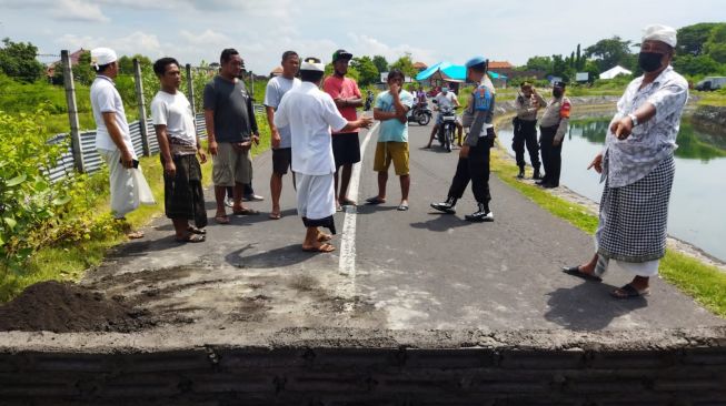 Polemik Tanah di Kampung Bugis Serangan Kembali Memanas, Kini Ipung Tutup Jalan Dengan Batako