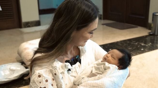 Luna Maya Jadi Ingin Punya Bayi saat Jenguk Baby Ameena, Tatapan Matanya Disorot