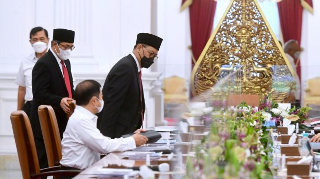 Presiden Joko Widodo memimpin rapat terbatas mengenai pembahasan masalah pertanahan dan kelembagaan Ibu Kota Negara (IKN) Nusantara di Istana Merdeka, Jakarta, Kamis (10/3/2022). (Tangkap Layar YouTube Sekretariat Presiden).