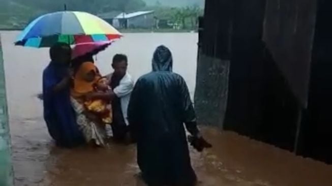 Banjir Bandang Melanda Wonosobo, Ibu dan Bayi Baru Lahir Turut Dievakuasi