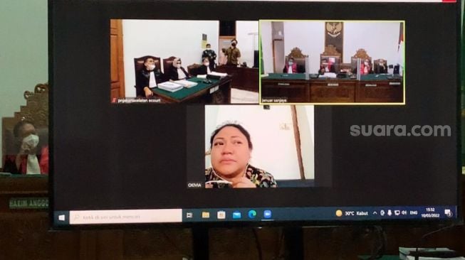 Putri Nia Daniaty, Olivia Nathania menangis usai ditegur hakim saat menjalani sidang secara virtual, Kamis (10/4/2022). [Adiyoga Priyambodo/Suara.com]