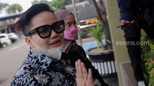 Kakak Angkat Ayu Aulia, Ade Ratna Sari (kiri) memberikan keterangan pers di Polres Metro Jakarta Selatan, Kamis (10/3/2022). [Suara.com/Angga Budhiyanto]