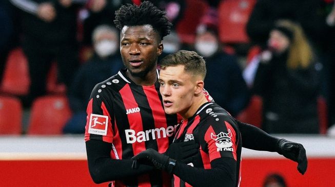 Gelandang serang Bayer Leverkusen, Florian Wirtz (kanan). [UWE KRAFT / AFP]